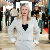 Клэр Адаму логотип