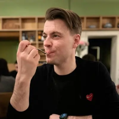 Тревор Генри логотип